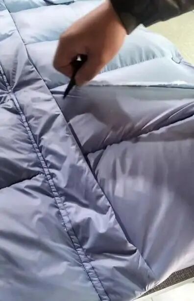 退货羽绒服口袋现机票，买家遭网暴，多方回应(图1)