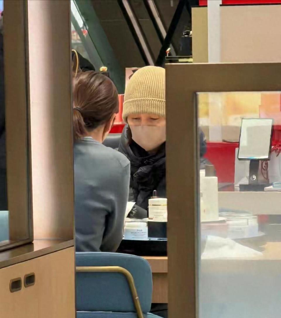 袁泉在商场买护肤品被拍，素颜包裹严实仍被