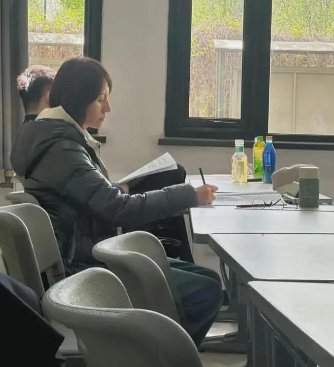 袁泉在商场买护肤品被拍,素颜包裹严实仍被认出,气质太好好独特(图2) 袁泉在商场买护肤品被拍,素颜包裹严实仍被认出,气质太好好独特(图2)