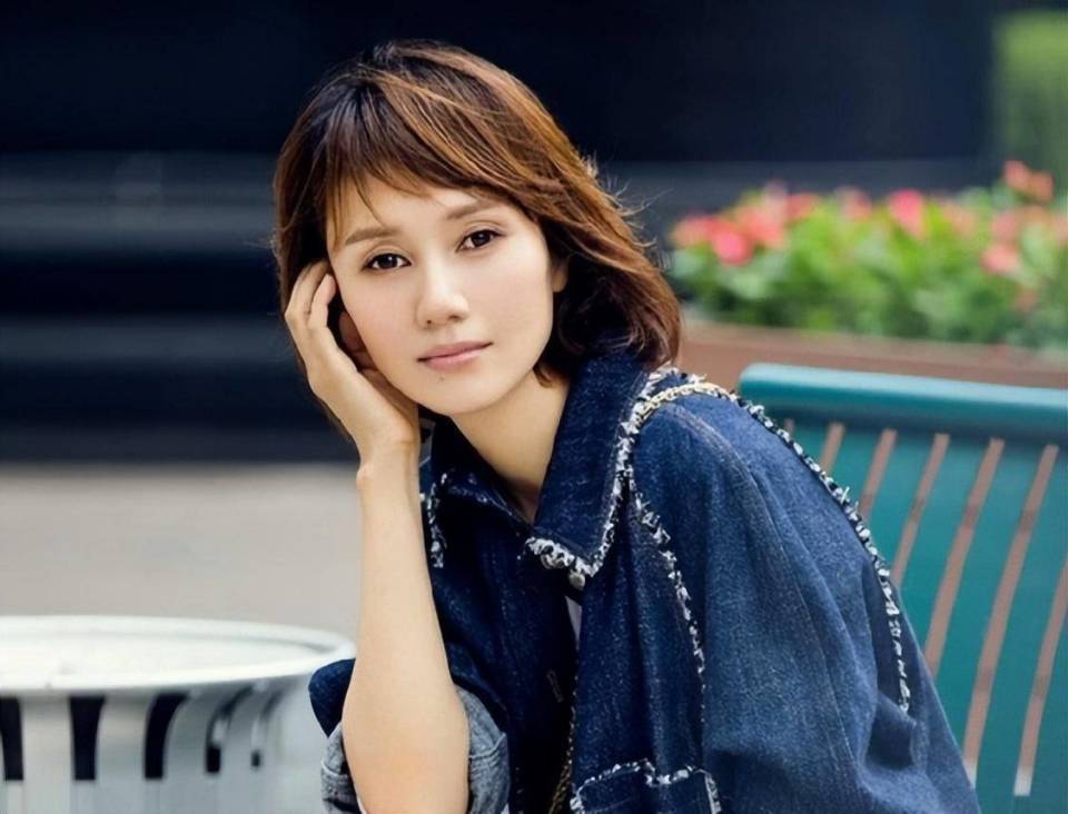 袁泉在商场买护肤品被拍,素颜包裹严实仍被认出,气质太好好独特(图3) 袁泉在商场买护肤品被拍,素颜包裹严实仍被认出,气质太好好独特(图3)