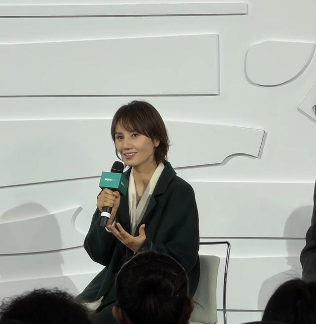 袁泉在商场买护肤品被拍,素颜包裹严实仍被认出,气质太好好独特(图4) 袁泉在商场买护肤品被拍,素颜包裹严实仍被认出,气质太好好独特(图4)