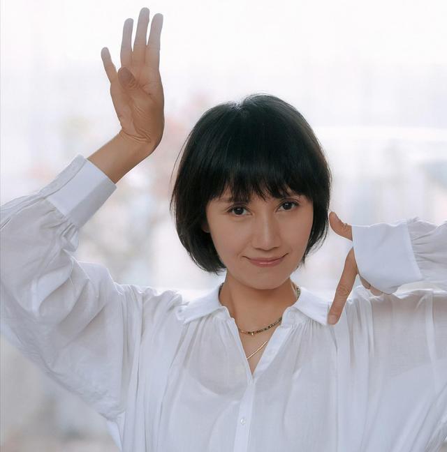 袁泉在商场买护肤品被拍,素颜包裹严实仍被认出,气质太好好独特(图5) 袁泉在商场买护肤品被拍,素颜包裹严实仍被认出,气质太好好独特(图5)