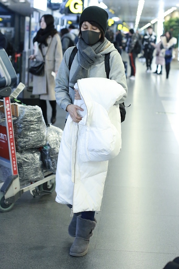 袁泉在商场买护肤品被拍,素颜包裹严实仍被认出,气质太好好独特(图6) 袁泉在商场买护肤品被拍,素颜包裹严实仍被认出,气质太好好独特(图6)