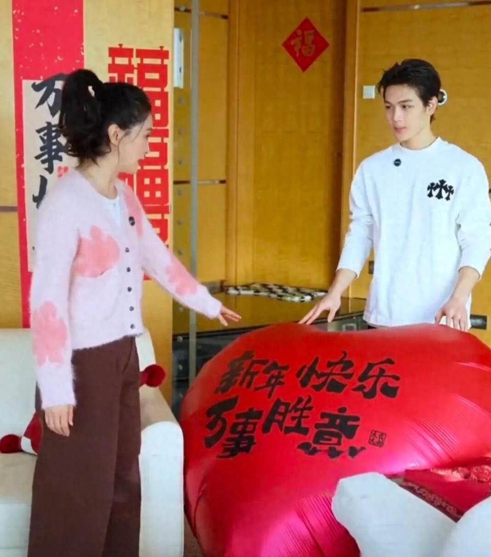 王艳儿子开挂式长大，19岁球球帅到认不出