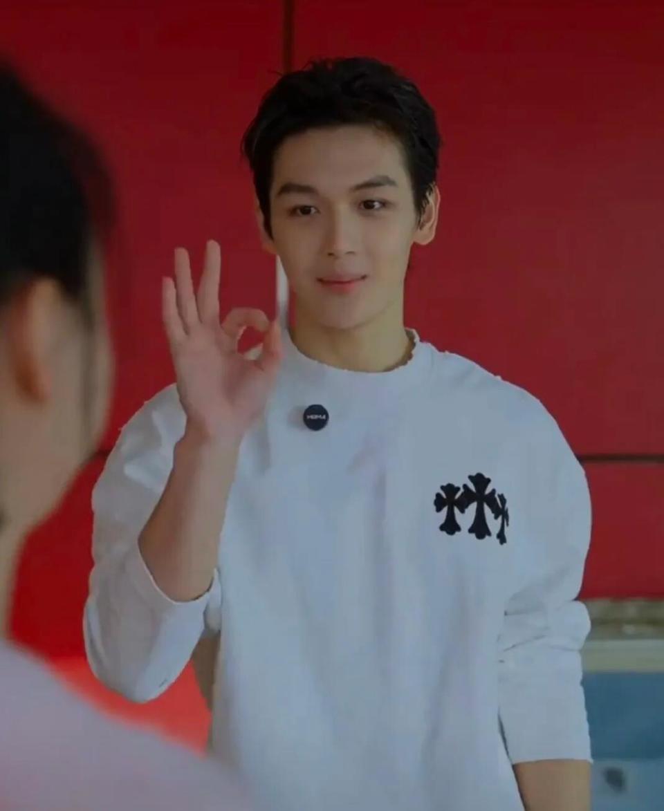 王艳儿子开挂式长大，19岁球球帅到认不出，陪妈布置豪宅超暖心(图5)