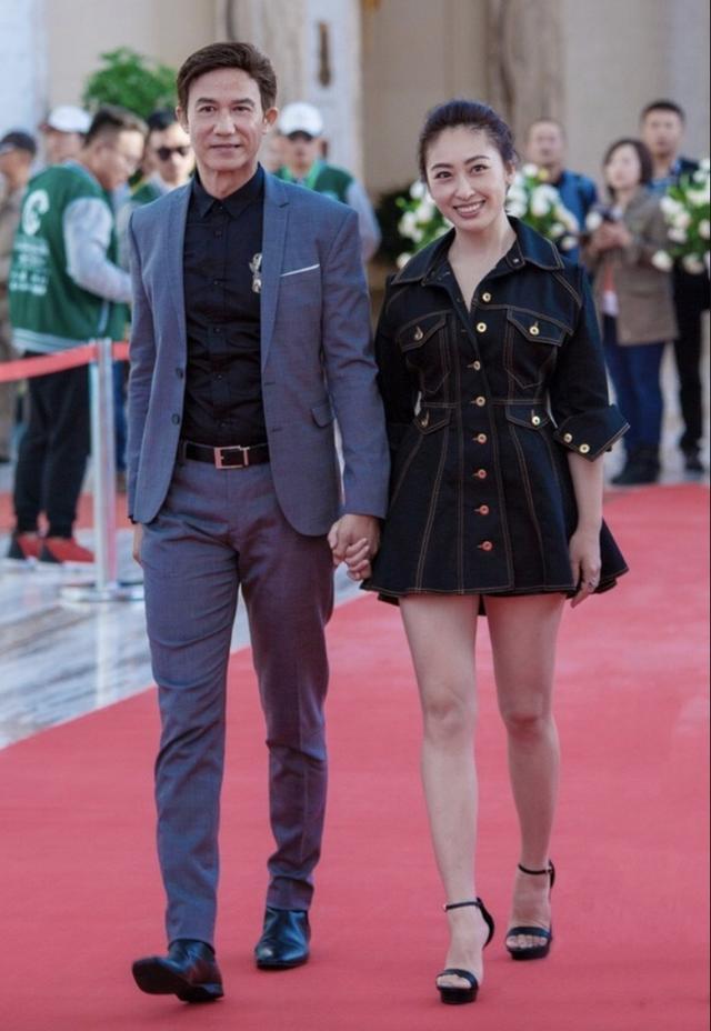 66岁李子雄与43岁王雅琦，相差二十余岁，却是一对超幸福的夫妻！(图2)