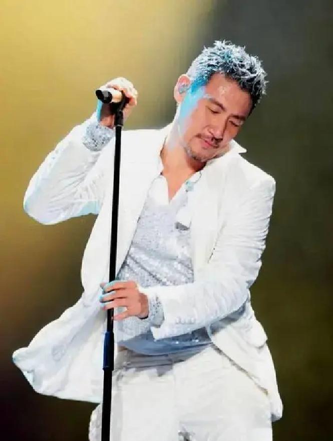 64岁张学友手掌诡异蜡黄,排除沾染香灰,医生的话让无数粉丝破防(图6) 64岁张学友手掌诡异蜡黄,排除沾染香灰,医生的话让无数粉丝破防(图6)