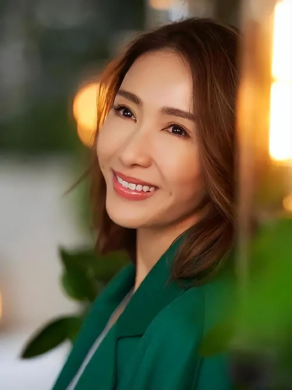 黎姿在香港登山跑步被偶遇，穿着黑色背心+紧身裤，身材凹凸有致(图4)