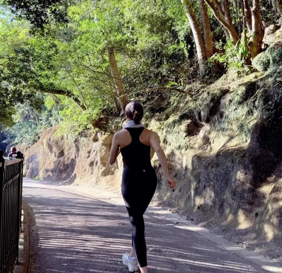 黎姿在香港登山跑步被偶遇，穿着黑色背心+紧身裤，身材凹凸有致(图1)