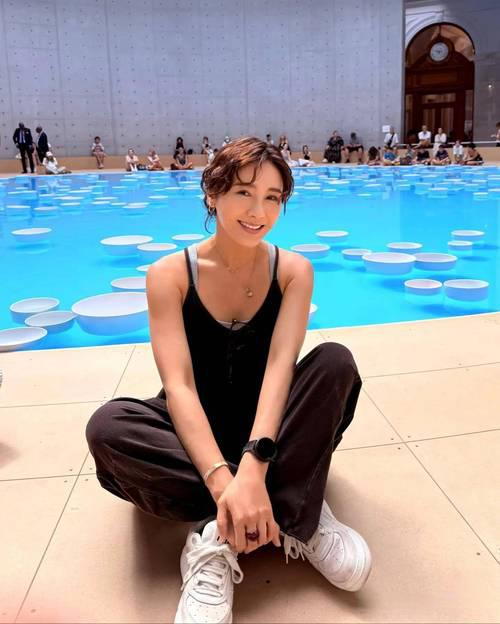 黎姿在香港登山跑步被偶遇，穿着黑色背心+紧身裤，身材凹凸有致(图3)