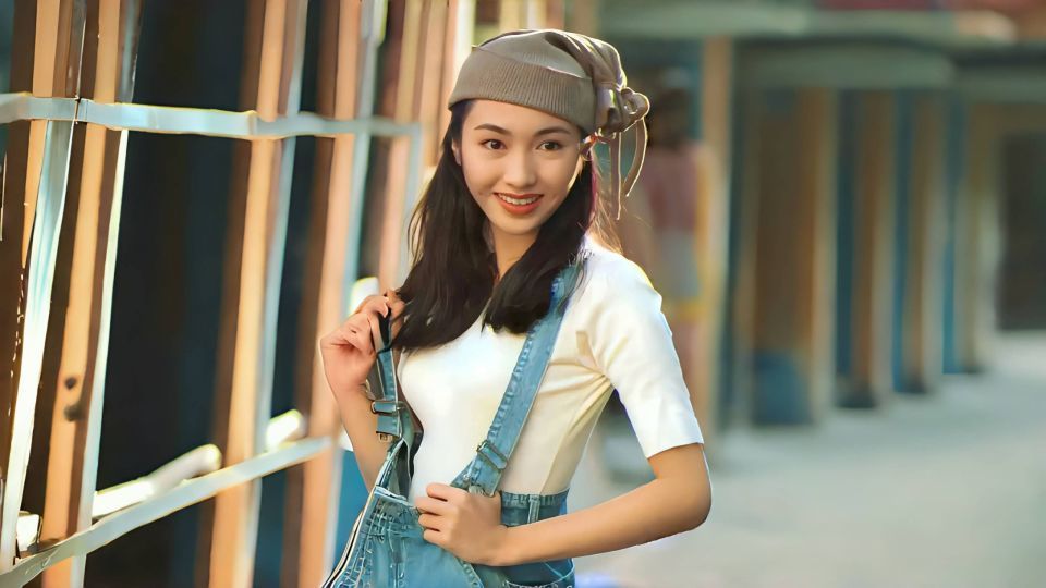 黎姿在香港登山跑步被偶遇，穿着黑色背心+紧身裤，身材凹凸有致(图2)