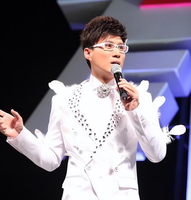 他是广东知名主持人，32岁娶了女老师，如今女儿接班主持为他争光(图1)