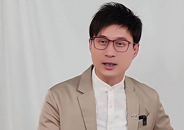 他是广东知名主持人，32岁娶了女老师，如今女儿接班主持为他争光(图2)