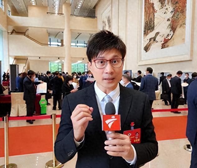 他是广东知名主持人，32岁娶了女老师，如今女儿接班主持为他争光(图4)