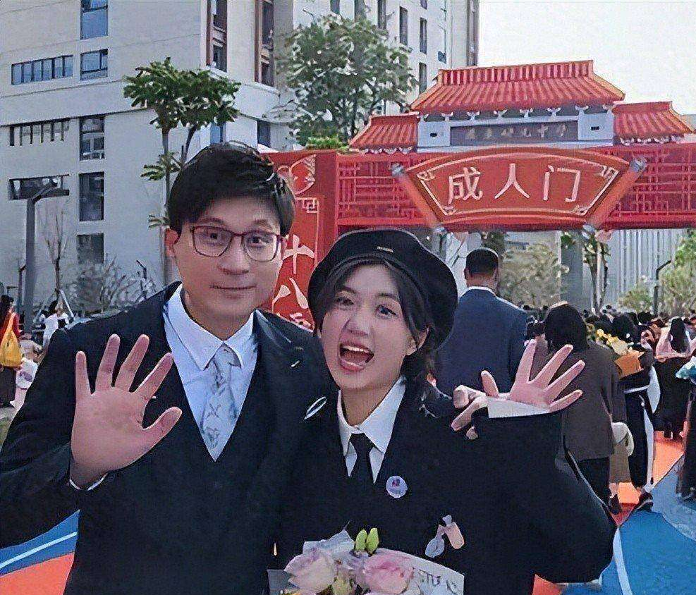 他是广东知名主持人，32岁娶了女老师，如今女儿接班主持为他争光(图3)