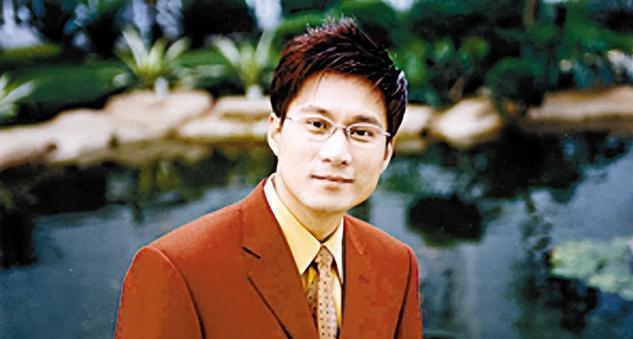 他是广东知名主持人，32岁娶了女老师，如今女儿接班主持为他争光(图5)