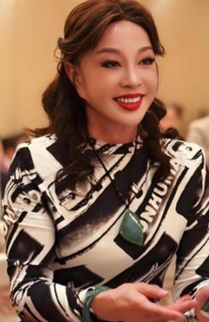 刘晓庆从影50周年庆友汇爆火！老戏骨齐聚，这幕看呆全网观众(图2)