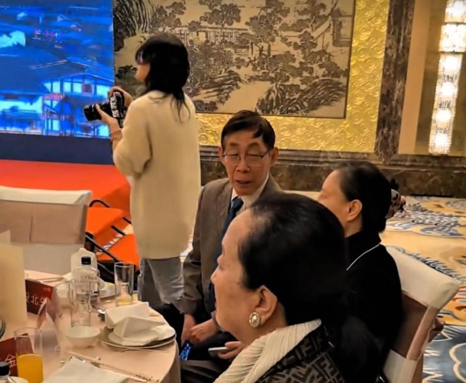 刘晓庆从影50周年庆友汇爆火！老戏骨齐聚，这幕看呆全网观众(图4)