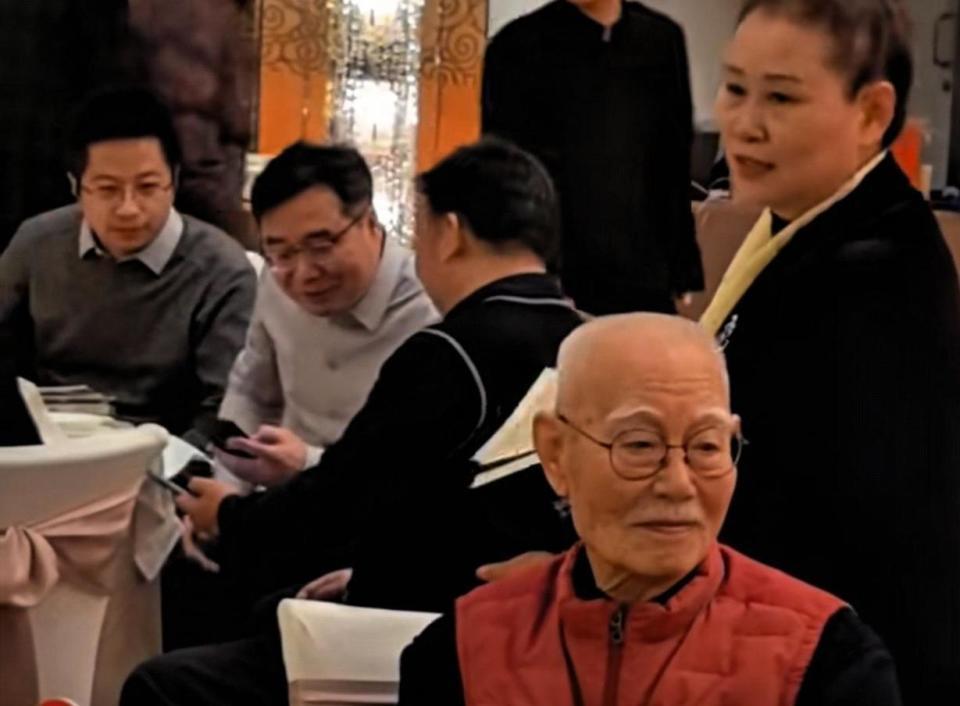 刘晓庆从影50周年庆友汇爆火！老戏骨齐聚，这幕看呆全网观众(图5)