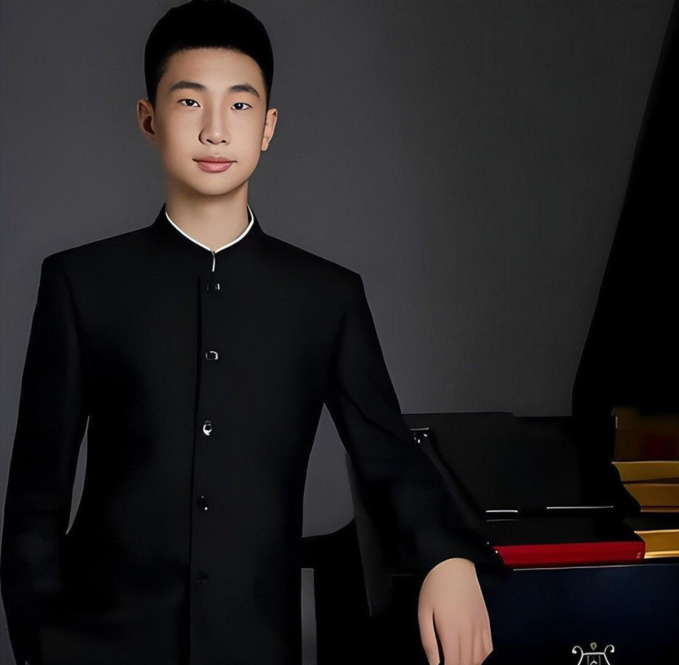 林永健也没想到，自己辛苦养大的林大竣，如今给干妈宋丹丹争了光(图4)