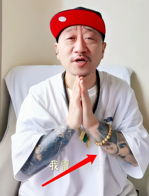 李保田54岁儿子耳钉蓄胡大花臂，被质疑叛逆不孝，他直言：碍不着你们(图3)