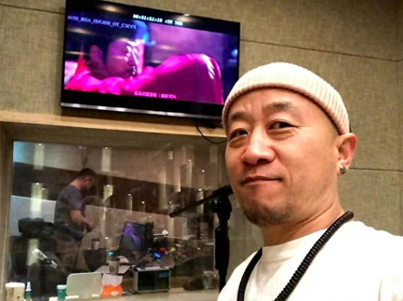 李保田54岁儿子耳钉蓄胡大花臂，被质疑叛