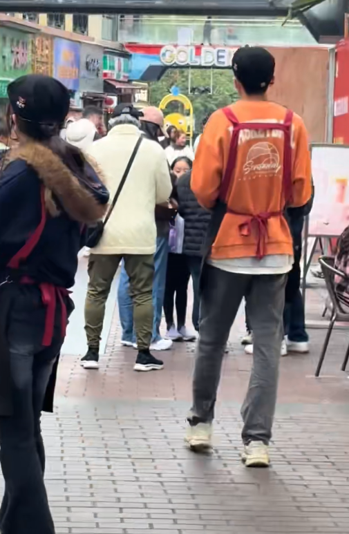 郭晶晶全家游南沙，8岁霍中妍戴眼镜像朱玲