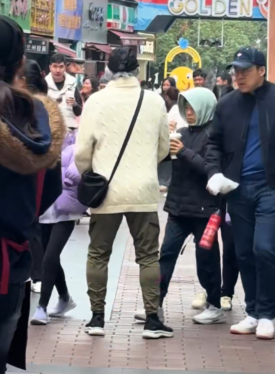 郭晶晶全家游南沙，8岁霍中妍戴眼镜像朱玲玲，5岁霍中怡像妈妈(图4)