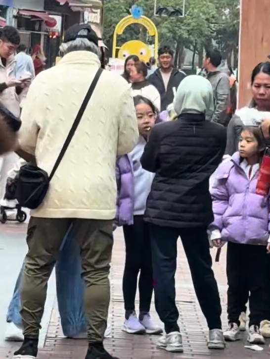 郭晶晶全家游南沙，8岁霍中妍戴眼镜像朱玲玲，5岁霍中怡像妈妈(图3)