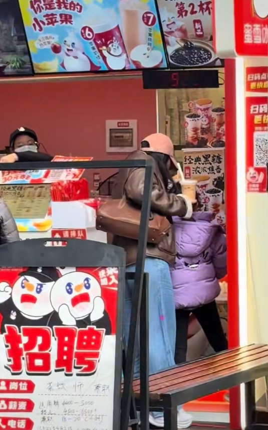 郭晶晶全家游南沙，8岁霍中妍戴眼镜像朱玲玲，5岁霍中怡像妈妈(图6)