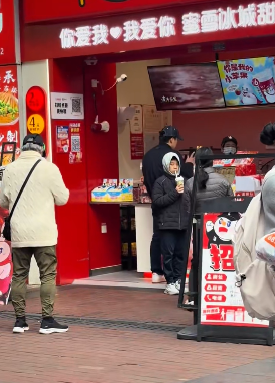 郭晶晶全家游南沙，8岁霍中妍戴眼镜像朱玲玲，5岁霍中怡像妈妈(图5)