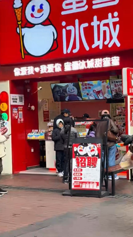 郭晶晶全家游南沙，8岁霍中妍戴眼镜像朱玲玲，5岁霍中怡像妈妈(图7)