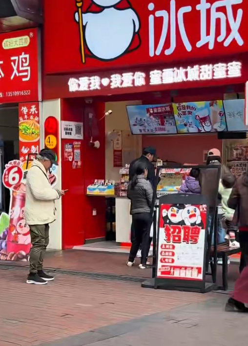 郭晶晶全家游南沙，8岁霍中妍戴眼镜像朱玲玲，5岁霍中怡像妈妈(图9)