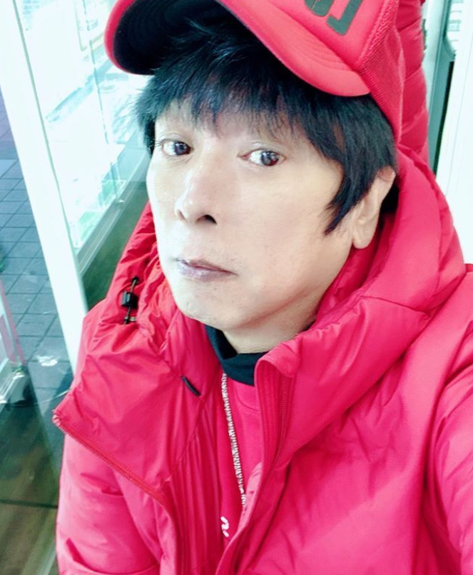 66岁知名主持人家中猝逝！终身未婚遗产留给干儿子，曾与小S合作(图1)