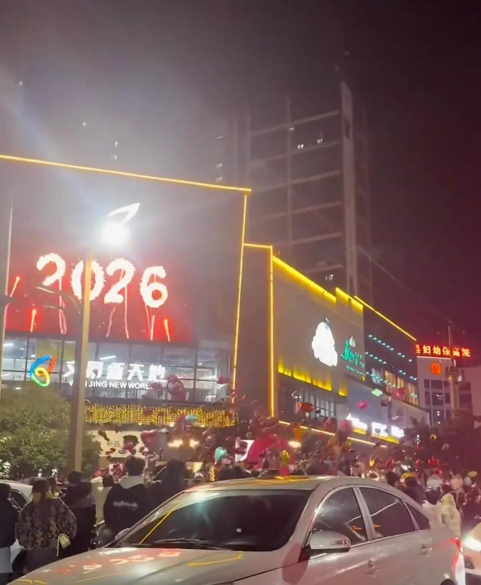 跨年夜气球突然爆炸，整条街瞬间停电！当地