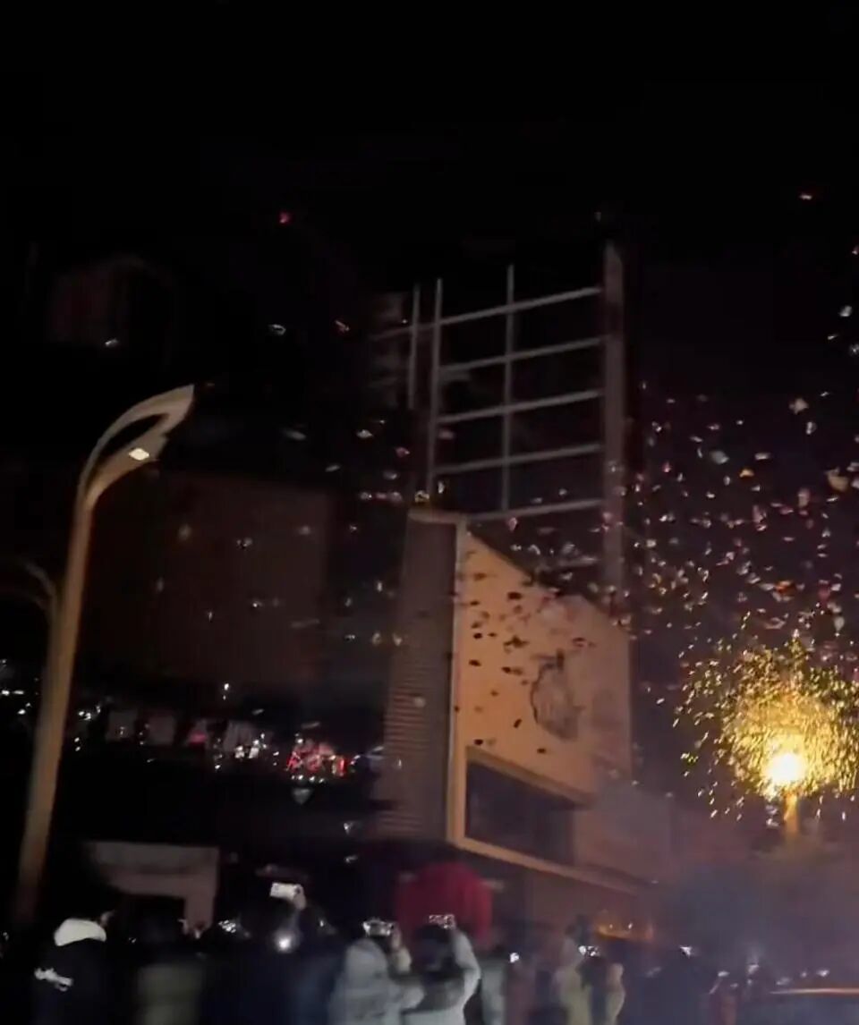 跨年夜气球突然爆炸，整条街瞬间停电！当地回应(图2)