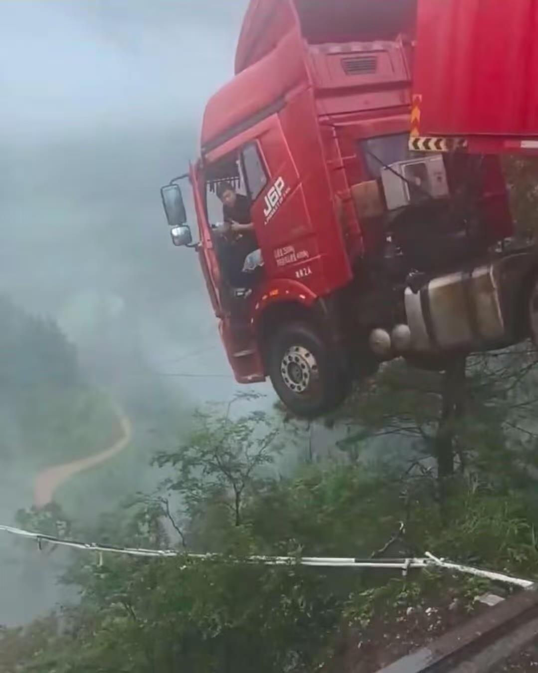 贵州猴子河特大桥垮塌半年后恢复通车，“最幸运卡车司机”重回被救处(图2)