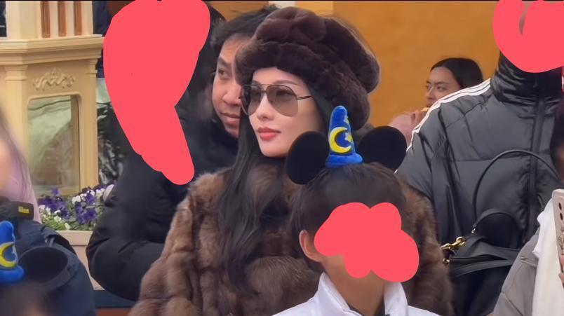 张嘉倪带俩儿子迪士尼跨年！穿貂皮大衣贵气十足，长子像买超，幼子像母亲(图1)