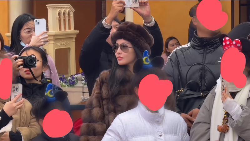 张嘉倪带俩儿子迪士尼跨年！穿貂皮大衣贵气十足，长子像买超，幼子像母亲(图2)