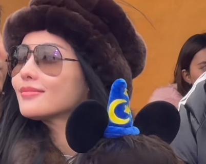 张嘉倪带俩儿子迪士尼跨年！穿貂皮大衣贵气十足，长子像买超，幼子像母亲(图3)