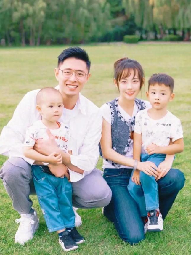 张嘉倪带俩儿子迪士尼跨年！穿貂皮大衣贵气十足，长子像买超，幼子像母亲(图4)