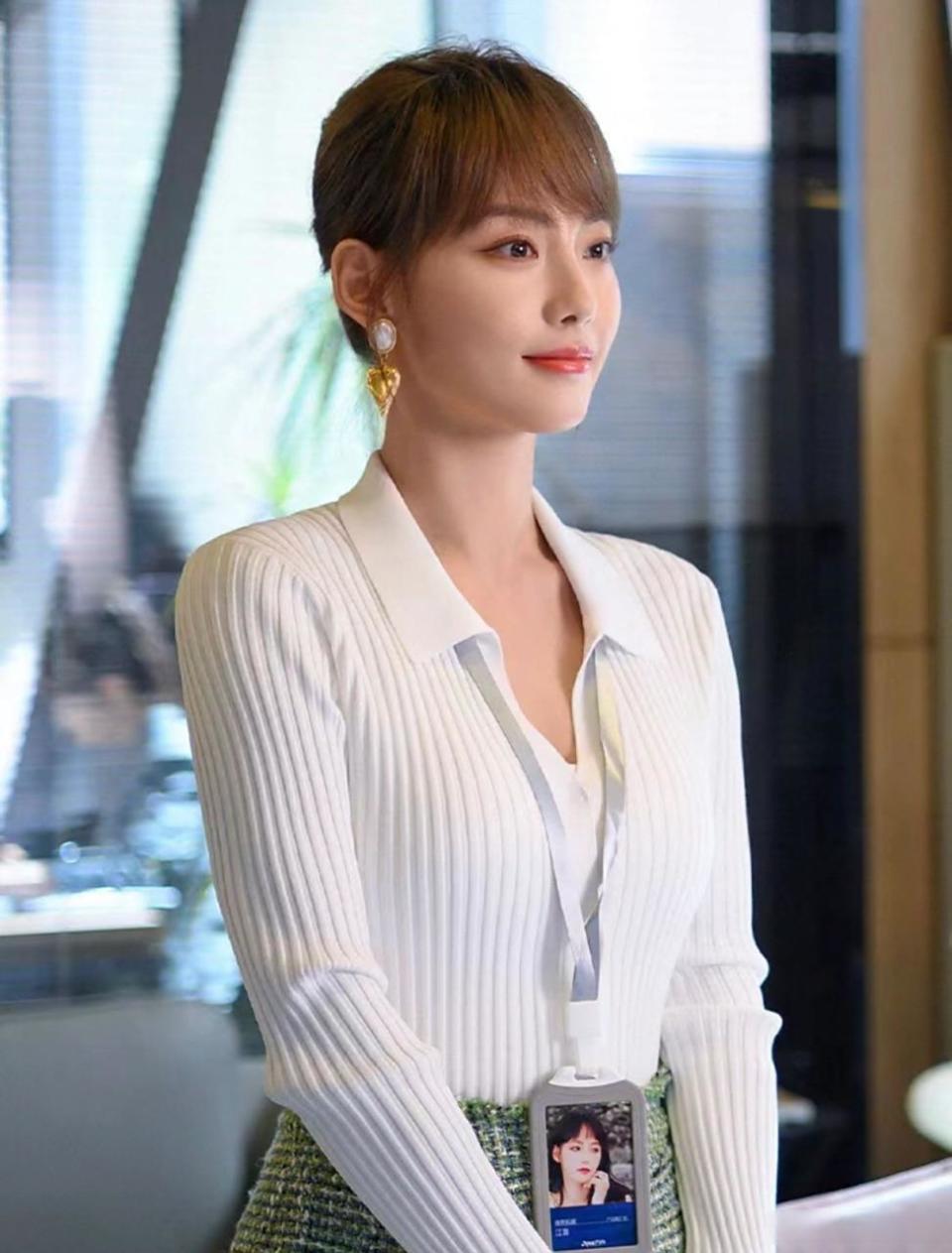 张嘉倪带俩儿子迪士尼跨年！穿貂皮大衣贵气十足，长子像买超，幼子像母亲(图5)