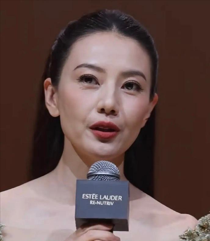 高圆圆断崖式衰老？惊艳四方的“白月光”，也逃不开岁月这把刀(图1)