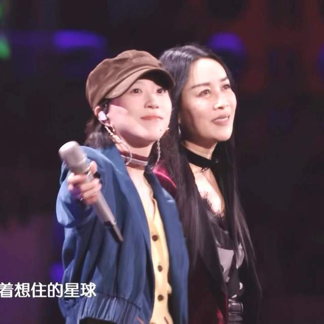 那英和王菲女儿跨年夜同台合唱，窦靖童回应：二搭了，那英阿姨！(图2)