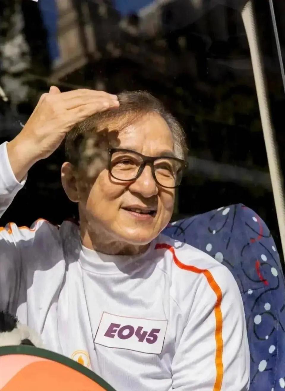 香港娱记爆料：成龙私下给女儿吴卓林交房租