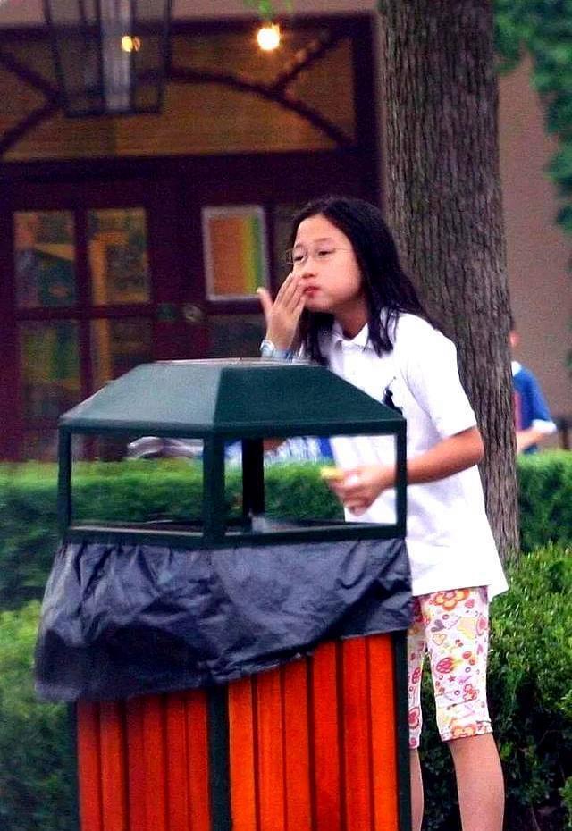 香港娱记爆料：成龙私下给女儿吴卓林交房租了，没让吴卓林知道(图4)