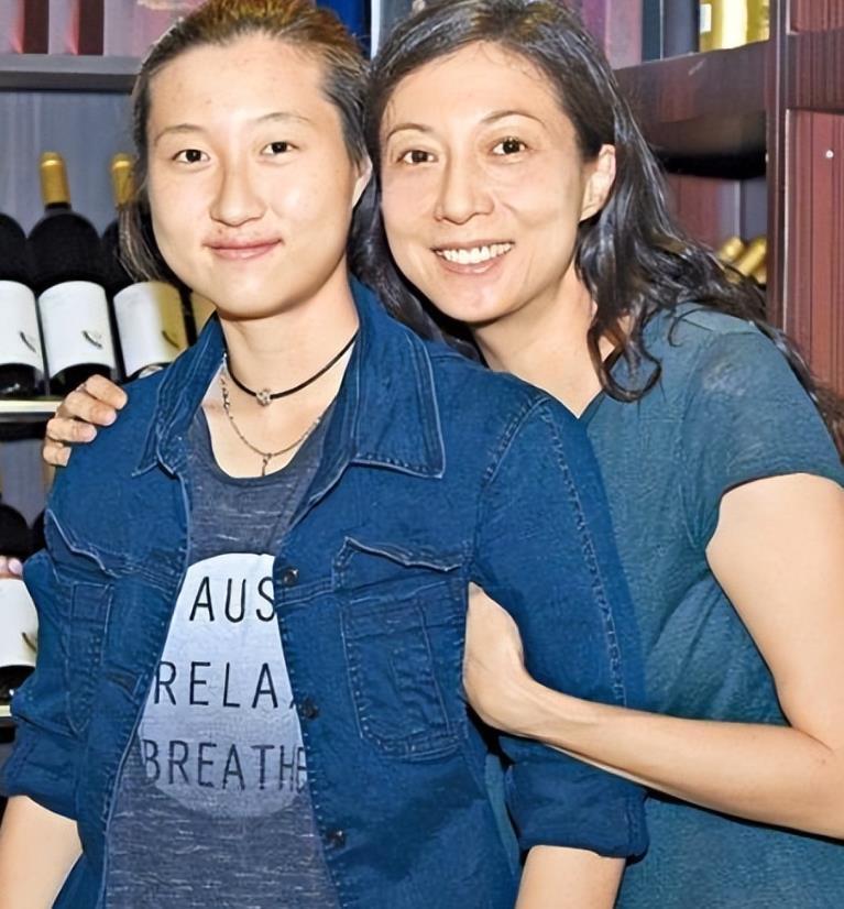 香港娱记爆料：成龙私下给女儿吴卓林交房租了，没让吴卓林知道(图5)