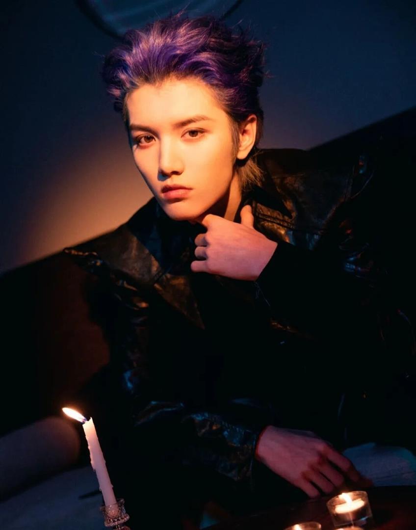 男艺人被曝高铁站殴打女粉丝，拽头发将其拖倒在地，经纪公司回应(图1)