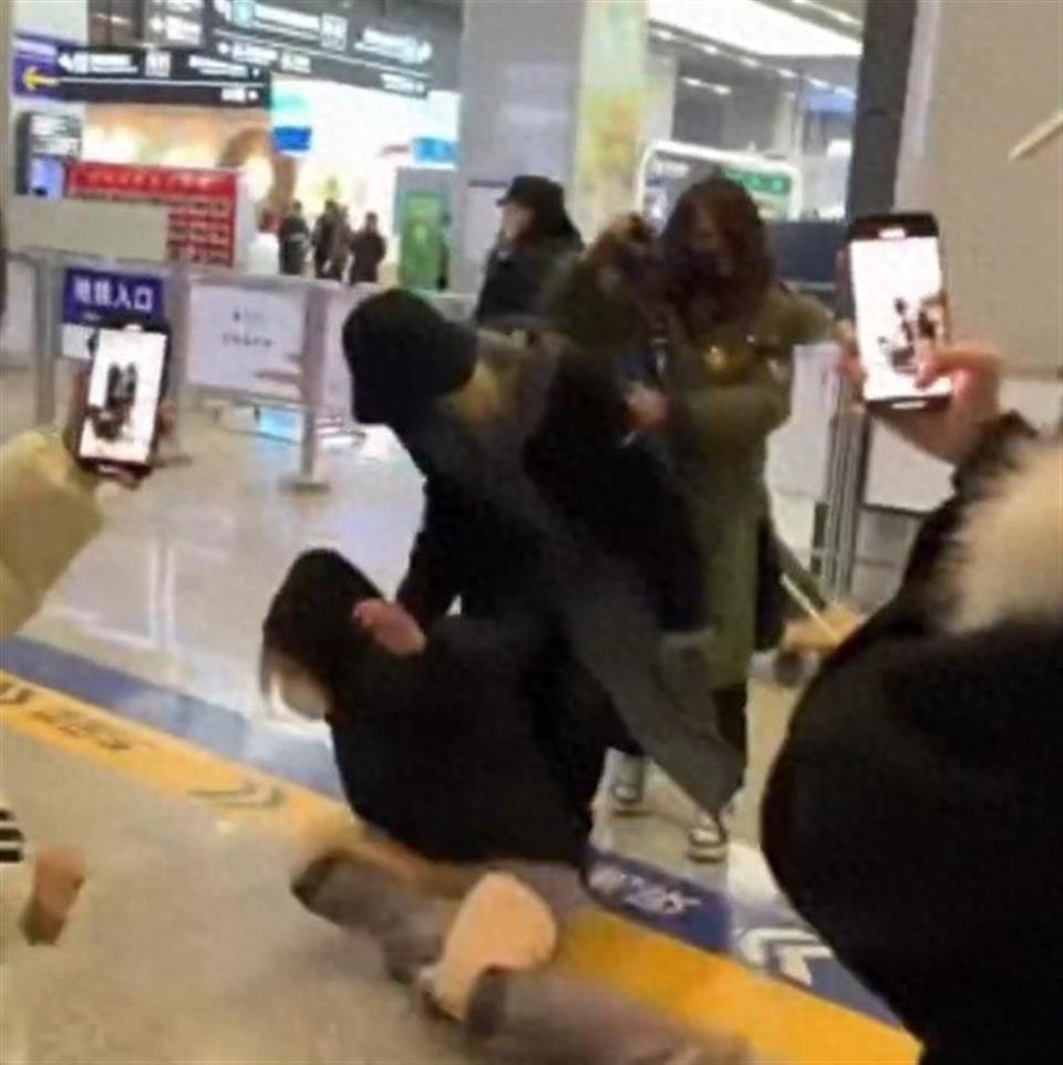 男艺人被曝高铁站殴打女粉丝，拽头发将其拖倒在地，经纪公司回应(图3)
