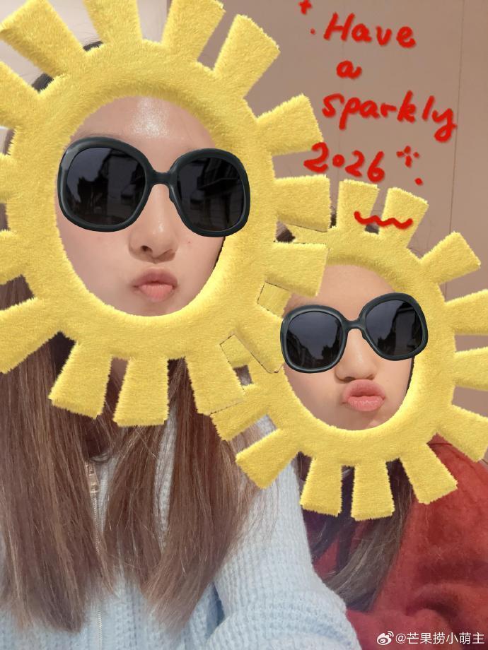 马伊琍和俩女儿一起跨年,爱马和妈妈素颜同框抢镜,越长越像了(图2) 马伊琍和俩女儿一起跨年,爱马和妈妈素颜同框抢镜,越长越像了(图2)